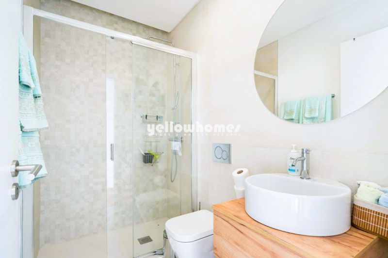 Moderna e luminosa moradia T3 com piscina privada perto de Ferragudo